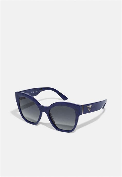 prada herren sonnenbrille blau|Blaue Gläser Prada Eyewear Collection Sonnenbrille .